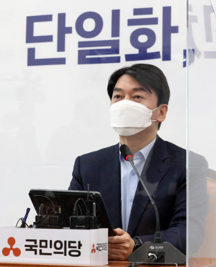 안철수 국민의당 대표가 19일 국회에서 열린 야권단일화 관련 기자회견에서 발언하고 있다. 연합뉴스